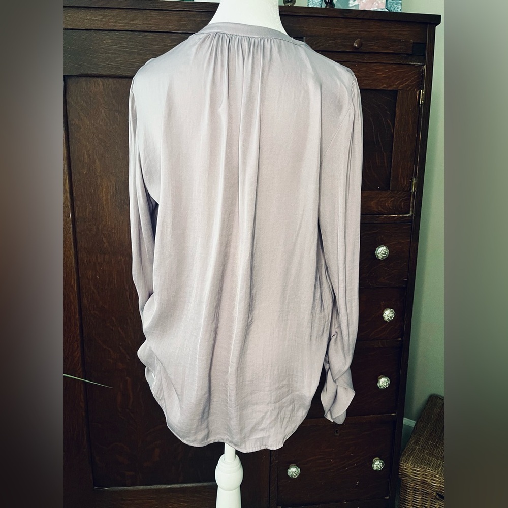 Philosophy lilac SZ M loose fit blouse. Gathered sleeves at wrists. Pretty - Picture 3 of 12